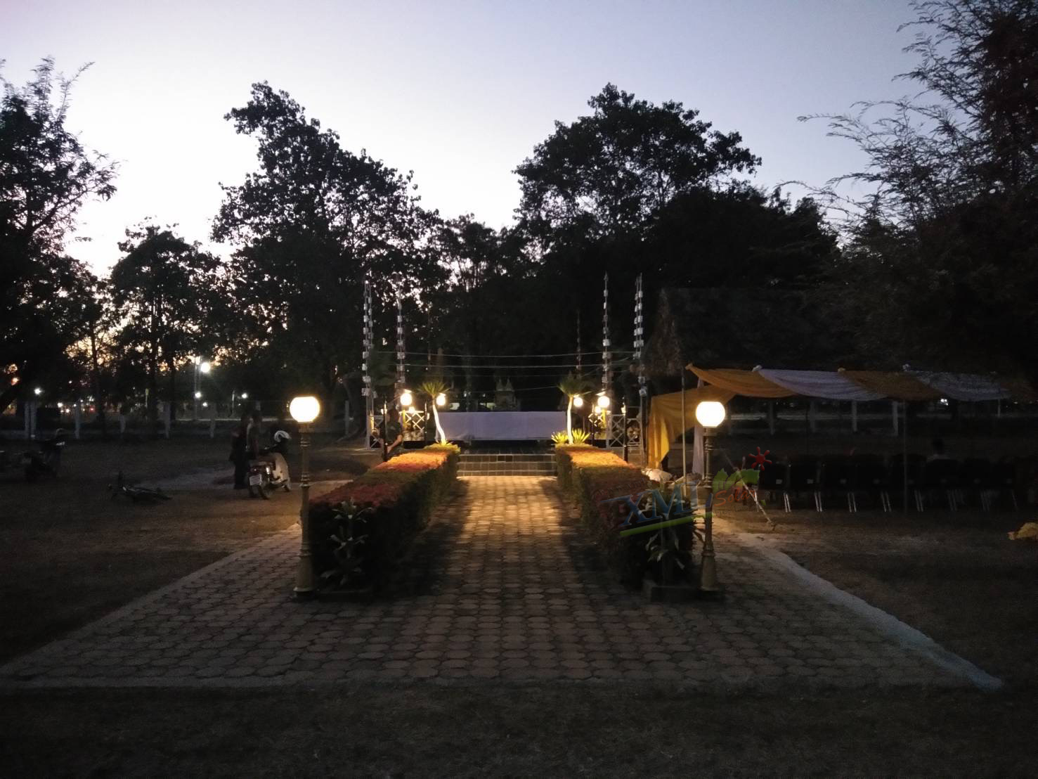 โคมไฟหัวเสาโซล่าเซลล์ ทรงกลมฐานสเเตนเลส (25 ซม.) + Remote (เปิดได้ 3 แสง)+AC