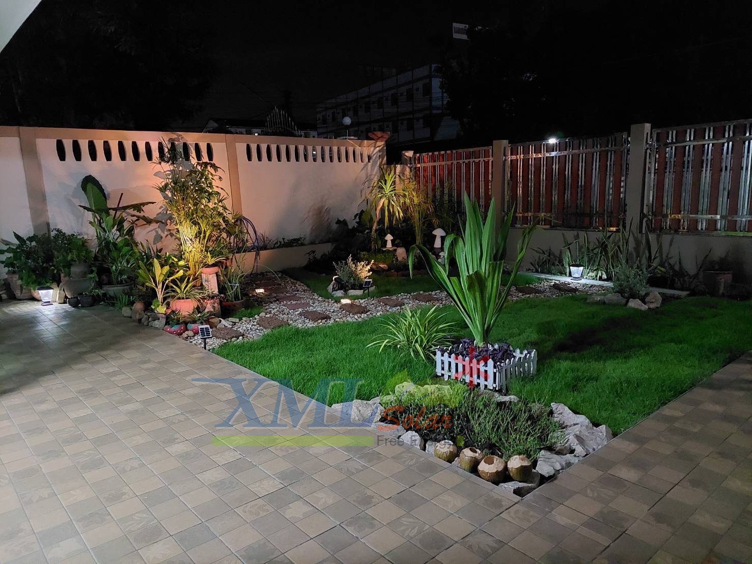 โคมไฟหัวเสาโซล่าเซลล์ + AC ทรงสี่เหลี่ยม ไซส์ใหญ่ (เปิดได้ 2 แสง)(1 แถม 1)