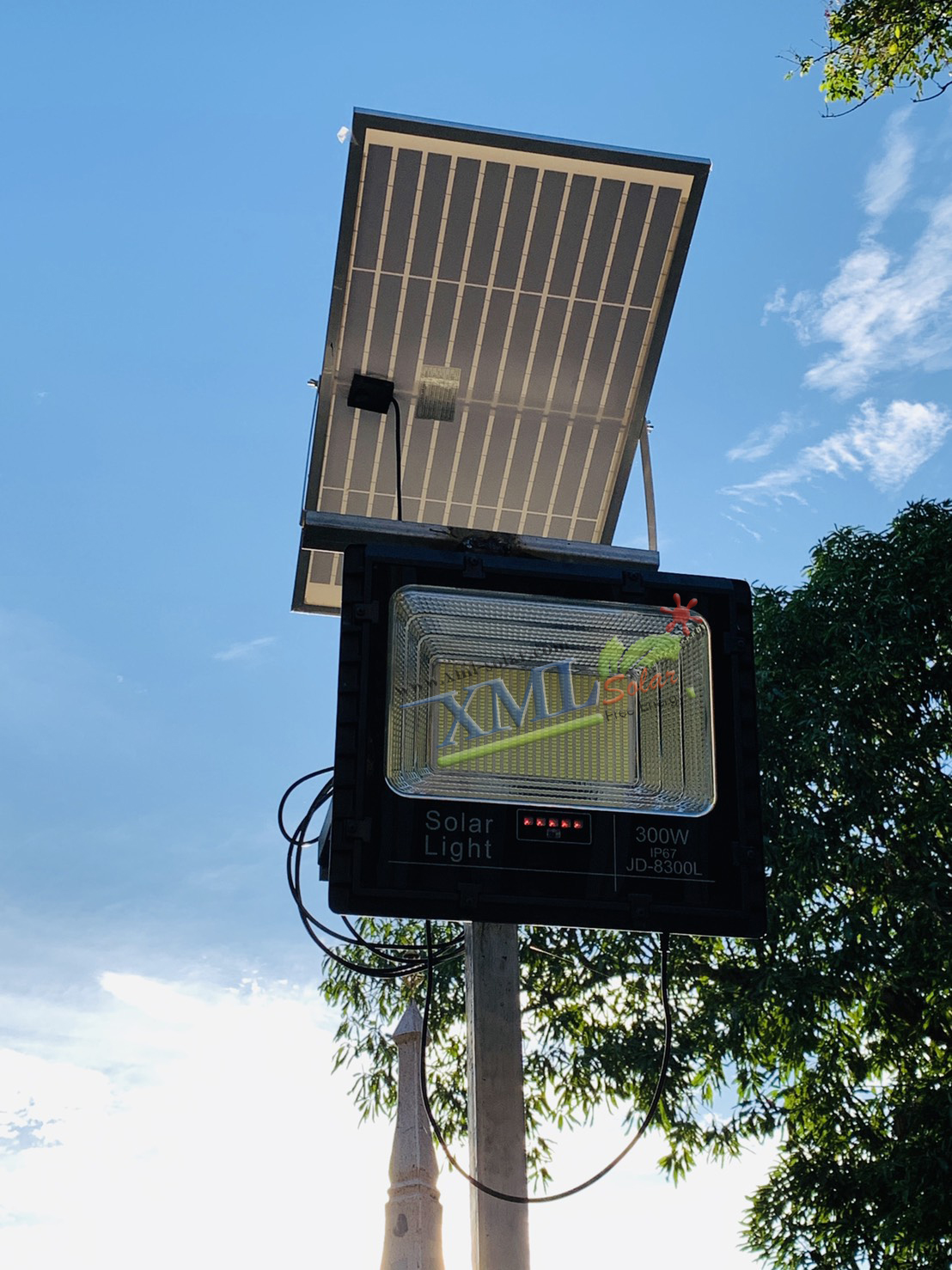 สปอร์ตไลท์โซล่าเซลล์ 300 W. รุ่นใหม่ JD8300L (แสง : เหลืองวอมไวท์) สำเนา