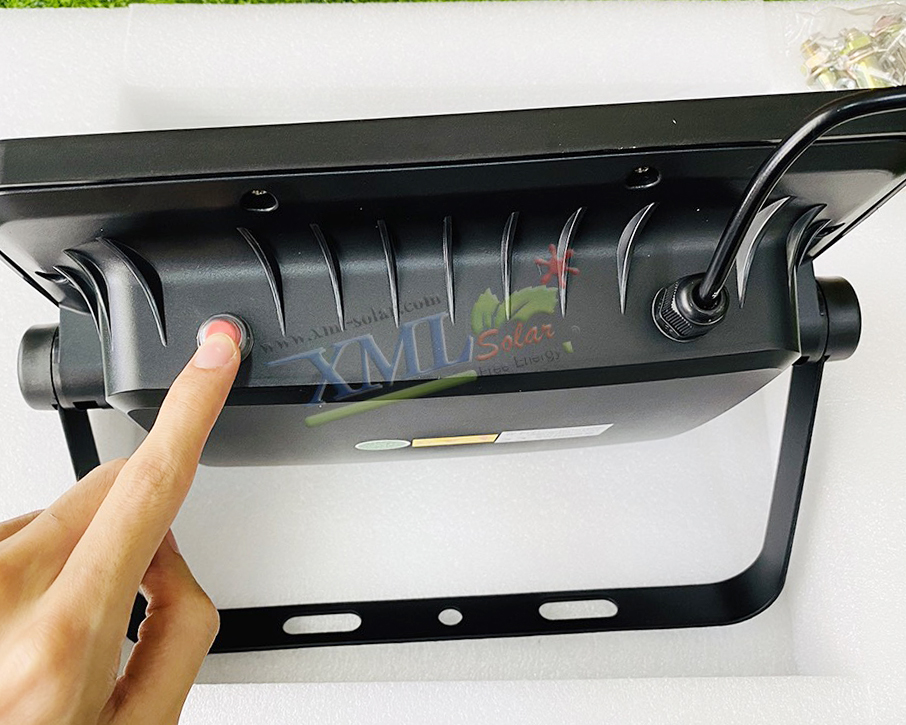 ไฟสปอตไลท์โซล่าเซลล์ 300 W. รุ่น Modi x XML ไซต์ใหญ่ (เเสง : ขาว)