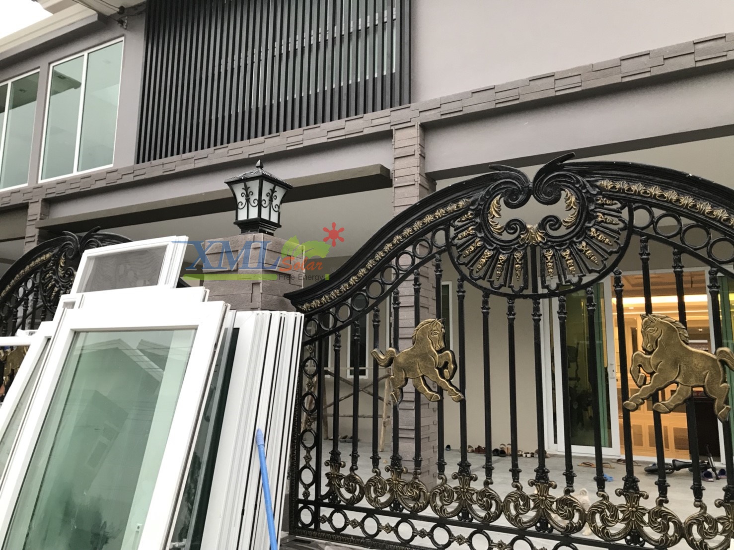 โคมไฟหัวเสาโซล่าเซลล์ + AC ทรง Grand เเบบที่ 2 (สีดำ) (เเสง : ขาว + เหลืองวอมไวท์) (45 cm.)