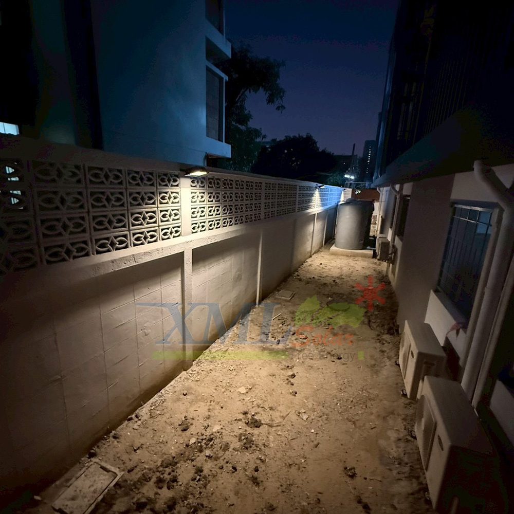 ไฟสปอตไลท์โซล่าเซลล์ 100 Watt กล่องสีน้ำตาล (เปิดได้ 3 แสง)