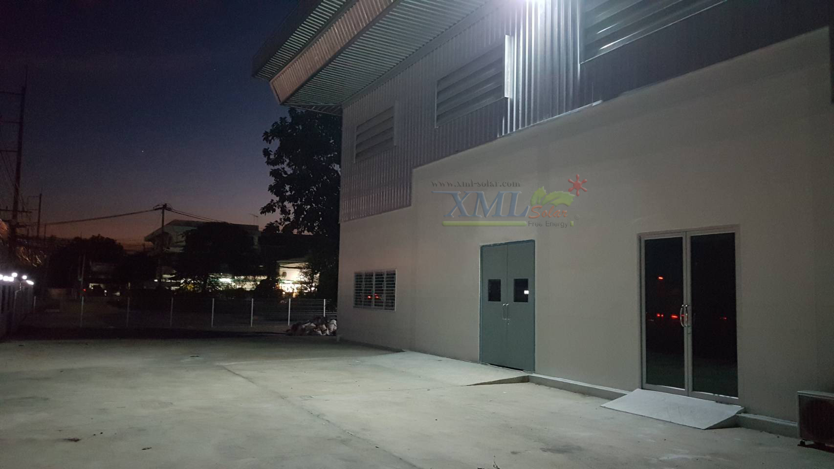 ไฟสปอตไลท์โซล่าเซลล์ 400 W. รุ่น Modi x XML ไซต์ใหญ่ (เเสง : ขาว)