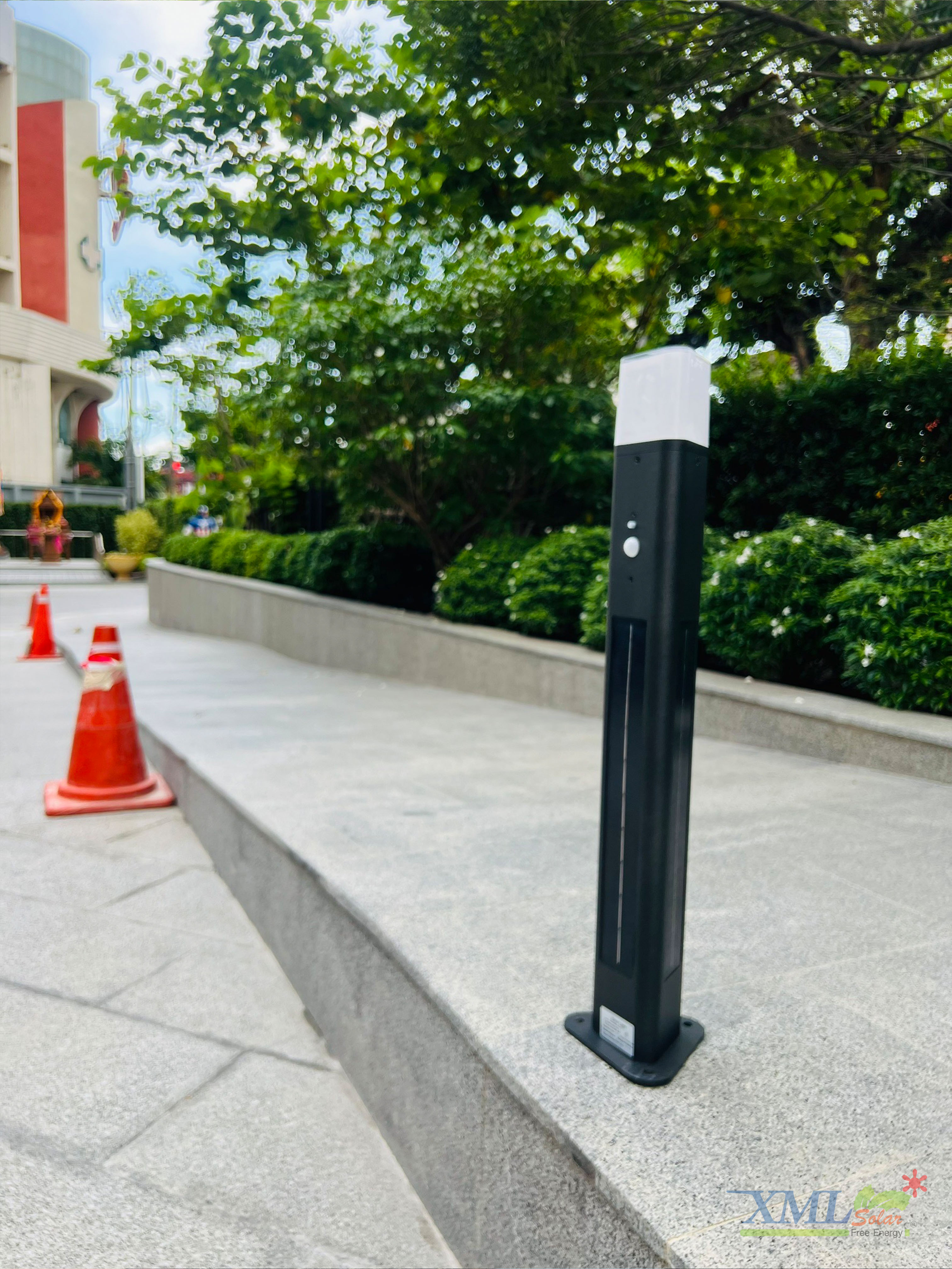 ทรงพีระมิด สีดำ โคมใส 65 cm (แสง : ขาว + เหลืองวอมไวท์)