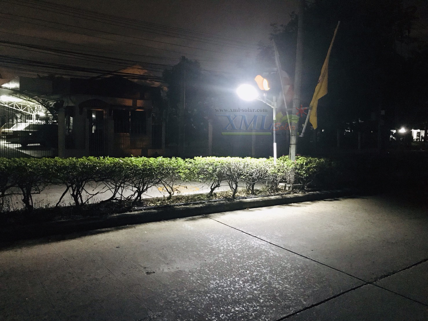 โคมไฟถนนโซล่าเซลล์ 200 W. รุ่น 2 แสง (แสง : ขาว+เหลืองวอมไวท์)