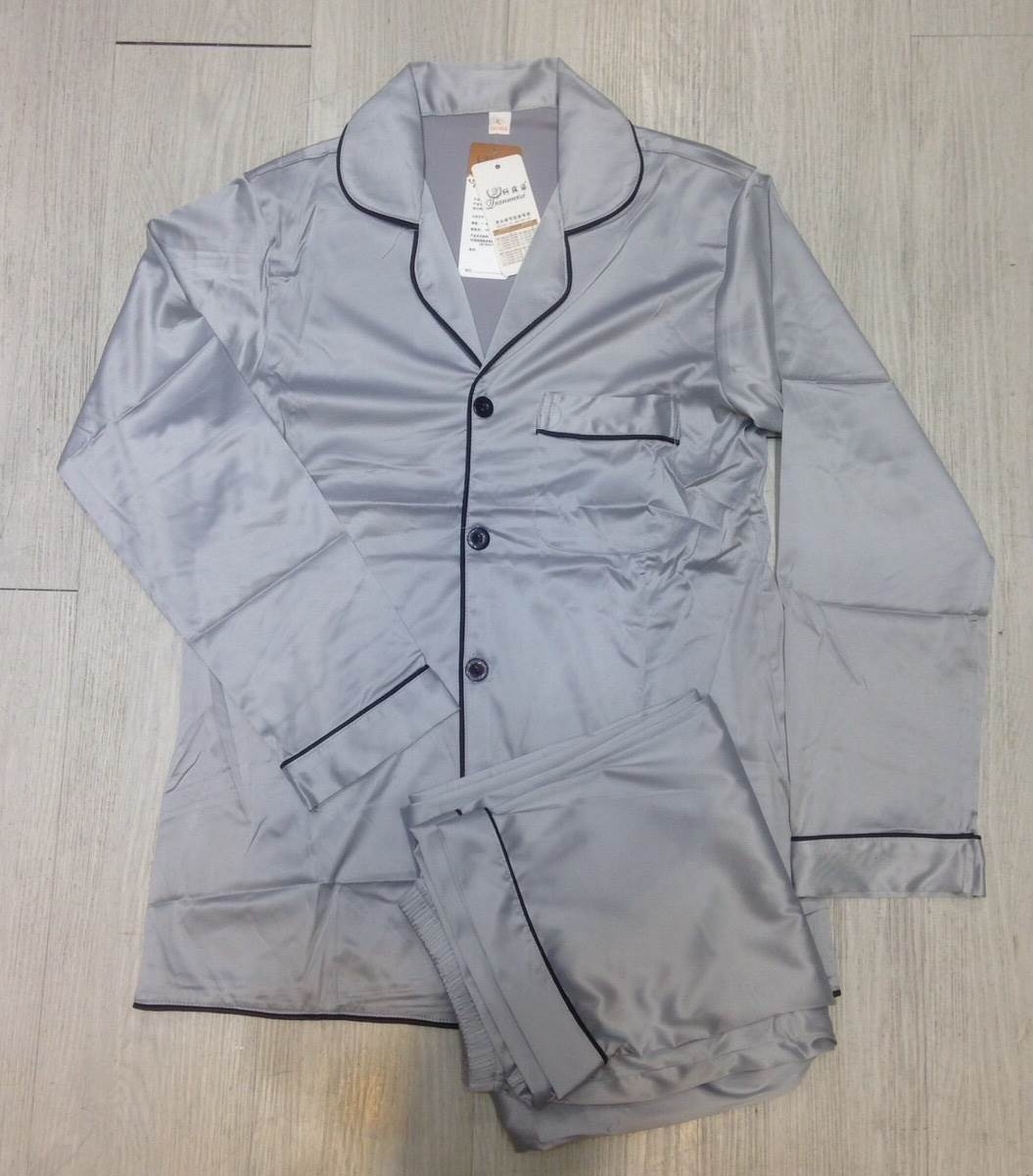 ชุดนอนผ้าซาติน ผ้านุ่ม ลื่น ใส่สบาย สไตล์เรียบหรู ผ้าระบายอากาศได้ดีไม่ร้อน สีเทาเข้ม ราคาชุดละ 450 บาท