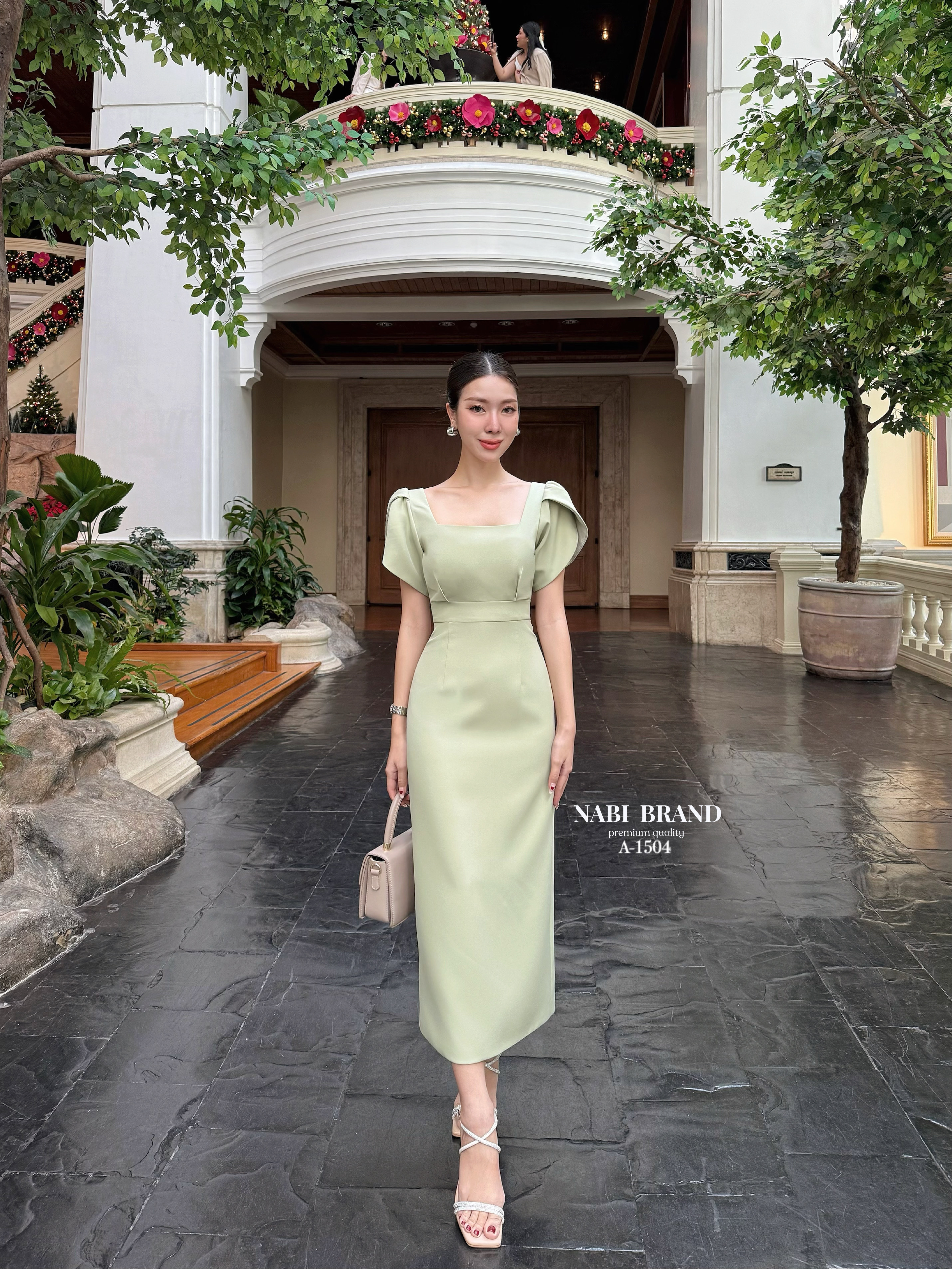 ใครกำลังหาชุดไปงานแต่ง แนะนำรุ่นนี้เลยค่า สีเขียวมัทฉะสีหรูผู้ดีมาก💚กับเดรสทรงสอบ แต่งแขนซ้อนกัน เรียบหรูดูแพงมาก ชุดมีซับในและฟองน้ำ ซิบหลังและชุดผ่าหลัง คัดสรรผ้ามาอย่างดี หรูเลิศตามสไตล์นาบีเลยค่ะ