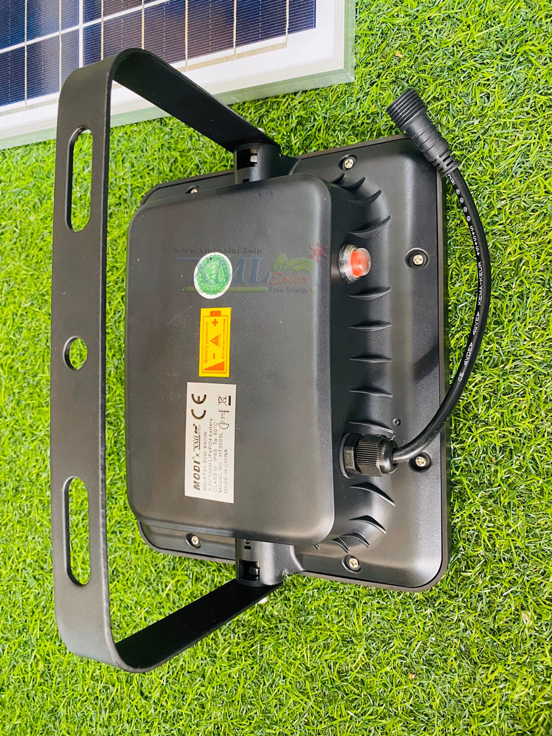 ไฟสปอตไลท์โซล่าเซลล์ 80 W. รุ่น Modi x XML (เเสง : ขาว) (1 เเถม 1)