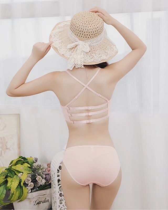 ชุดชั้นในเกาะอก ถอดสายได้ สายหลังใส่ได้หลายแบบ มี 4 สี ดำ ขาว เทา โอรส ราคาส่ง 3 ชิ้น คละกับแบบอื่นได้ ชุดละ 199 บาท