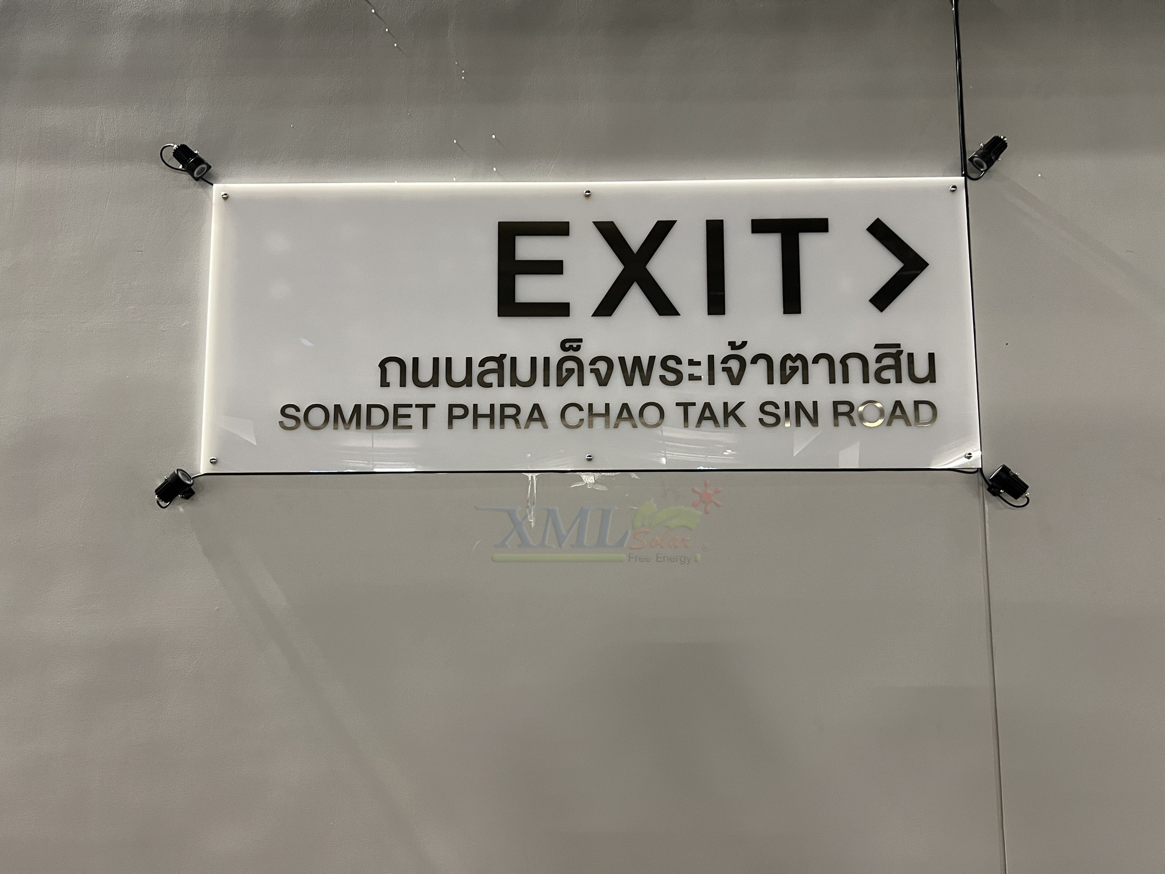 สปอร์ตไลท์ปักสนามโซล่าเซลล์ DC-11S รุ่น 4 หัว สาย 3 เมตร (หัวเล็ก)(แสง : เหลืองวอมไวท์)