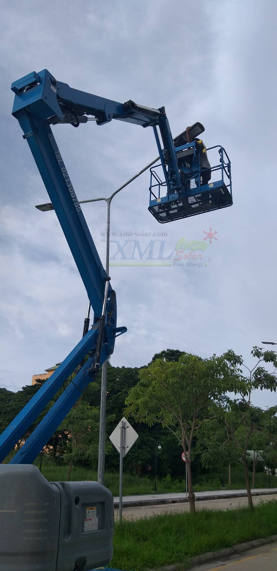 โคมไฟถนนโซล่าเซลล์ Modi x XML รุ่น MD-SLT17-400W (แสง : ขาว)(Motion sensor + สว่างค้าง)