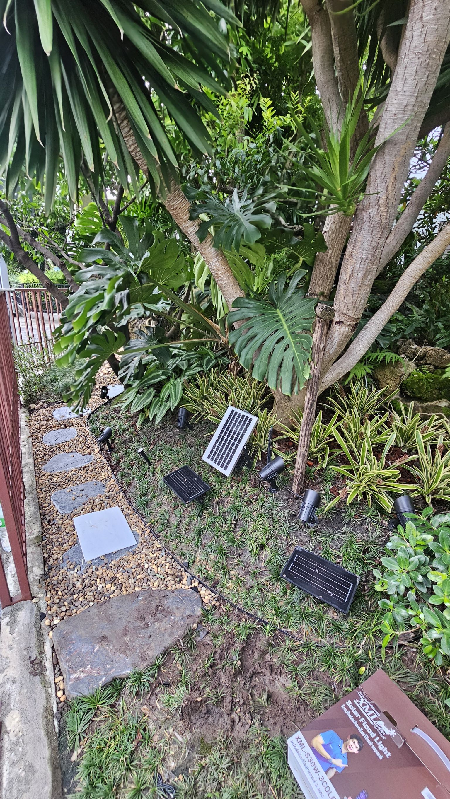 โคมไฟปักสนามโซล่าเซลล์ แพ็ค 4 ดวง รุ่น MD-SSL88 (แสง : เหลืองวอมไวท์)