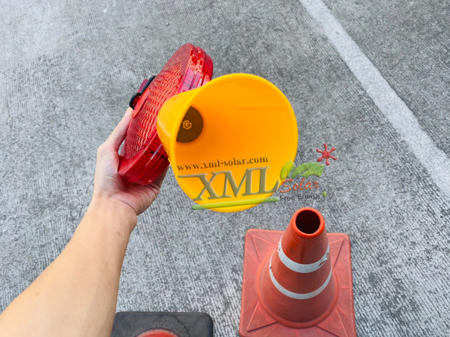 ไฟเตือนกรวย ทรงกลมใหญ่ พลังงานเเสงอาทิตย์ (เเสง : สีเเดง)