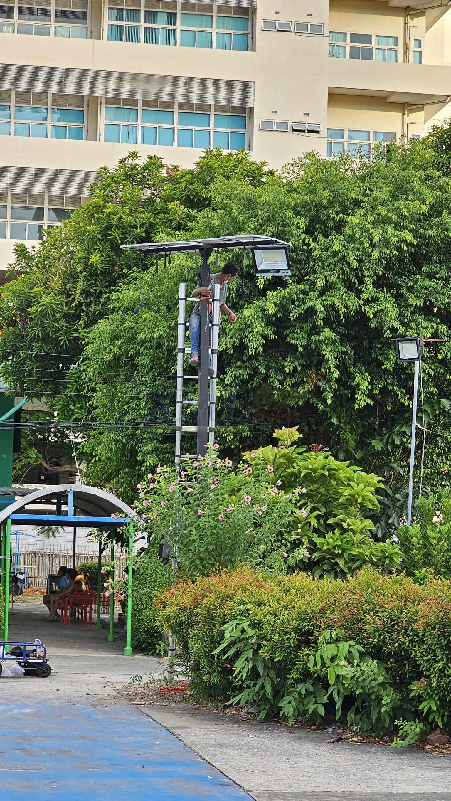 ไฟสปอตไลท์โซล่าเซลล์ 500 Watt กล่องสีน้ำตาล (เปิดได้ 3 แสง)