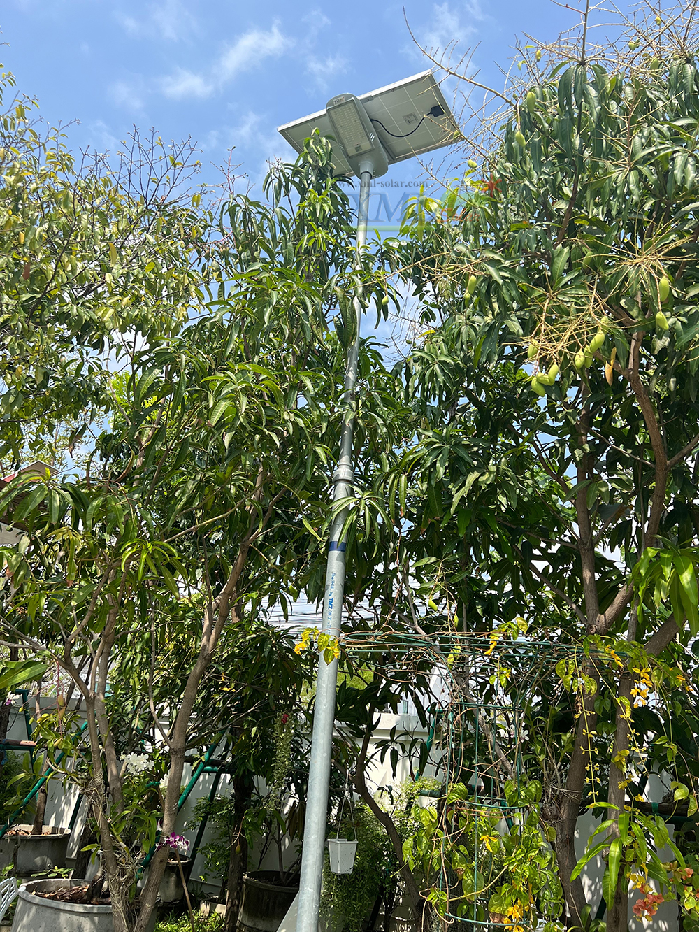 โคมไฟถนนโซล่าเซลล์อัจฉริยะ (รุ่น 9,000Lumens + แผง 100 W) (แสง : ขาว)