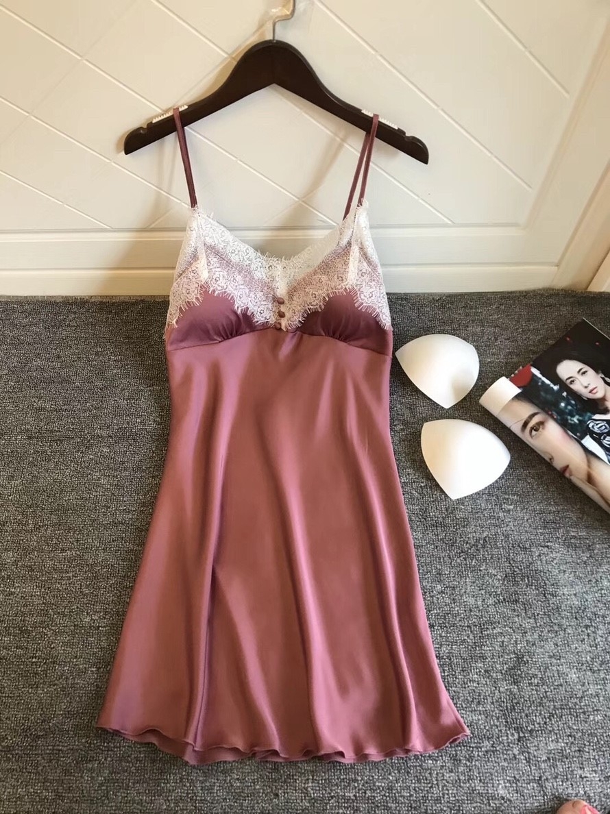 ชุดนอนเดรส สายเดี่ยวผ้าซาติน ใส่สบาย ระบายลูกไม้ขาว เนื้อนิ่ม ไม่คัน มีฟองน้ำถอดออกได้ ฟรีไซส์ มี 5 สี ราคาส่ง 3 ชิ้น คละแบบได้ ชุดละ 250 บาท