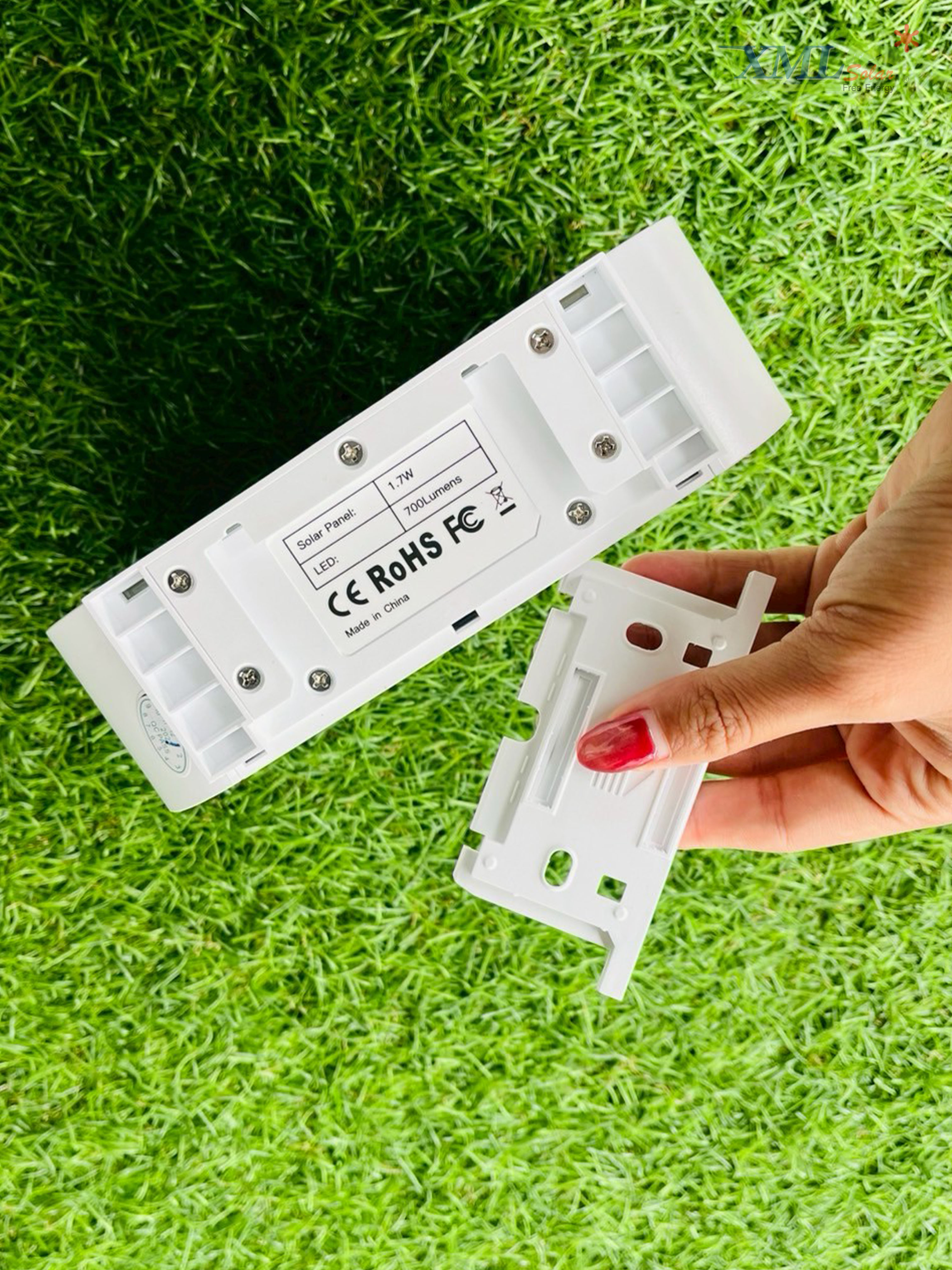 โคมไฟติดผนังโซล่าเซลล์ รุ่น LSXML-243 (เเสง : คลูไวท์)