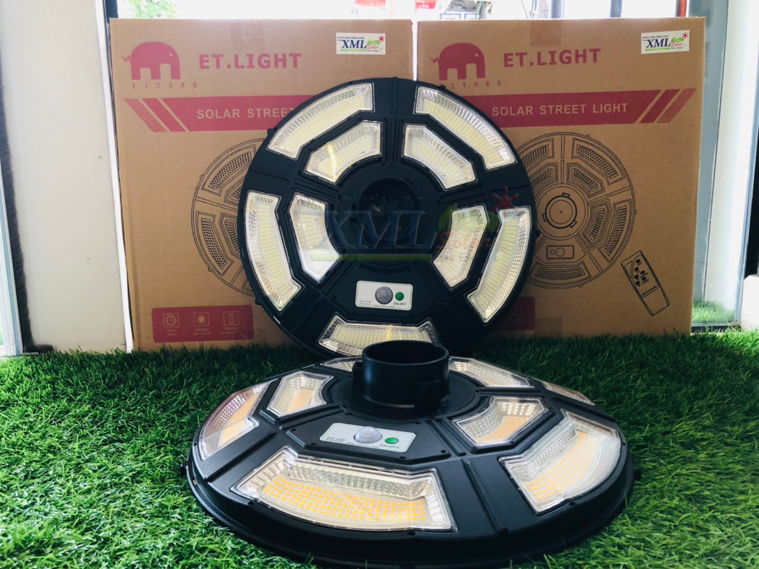 โคมไฟถนนโซล่าเซลล์ UFO ทรงกลม รุ่น 10,000W (9 ช่อง 5 ทิศทาง) ไซส์เล็ก (แสง : ขาว)