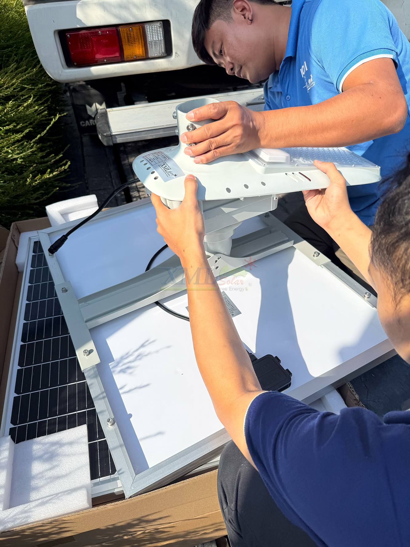 โคมไฟถนนโซล่าเซลล์อัจฉริยะ (รุ่น 6,300Lumens + แผง 80 W) (แสง : ขาว)