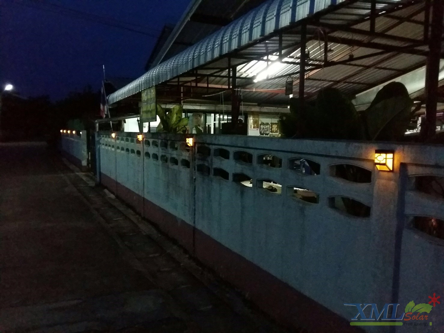 โคมไฟโซล่าเซลล์ ติดผนัง 2 LED ทรง ญี่ปุ่น (เเสง : เหลืองวอมไวท์)