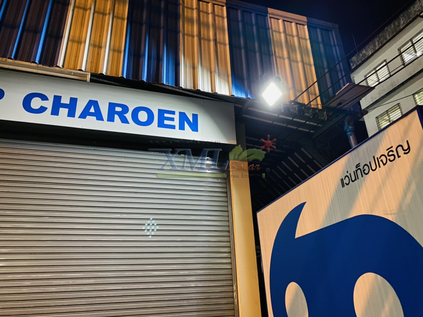 ไฟสปอตไลท์โซล่าเซลล์ 300 W. รุ่น Modi x XML ไซต์ใหญ่ (เเสง : ขาว)