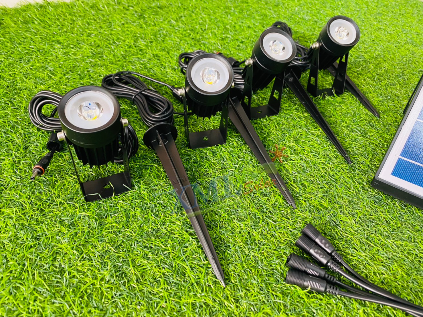 สปอร์ตไลท์ปักสนามโซล่าเซลล์ (รุ่น 4 หัว) (เเสง : เหลืองวอมไวท์)