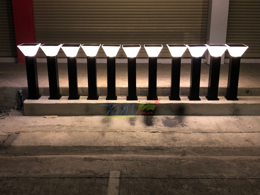 ไฟตั้งพื้นโซล่าเซลล์ ทรง พีระมิด สีดำ โคมใส (80 cm) (แสง : ขาว + เหลืองวอมไวท์)