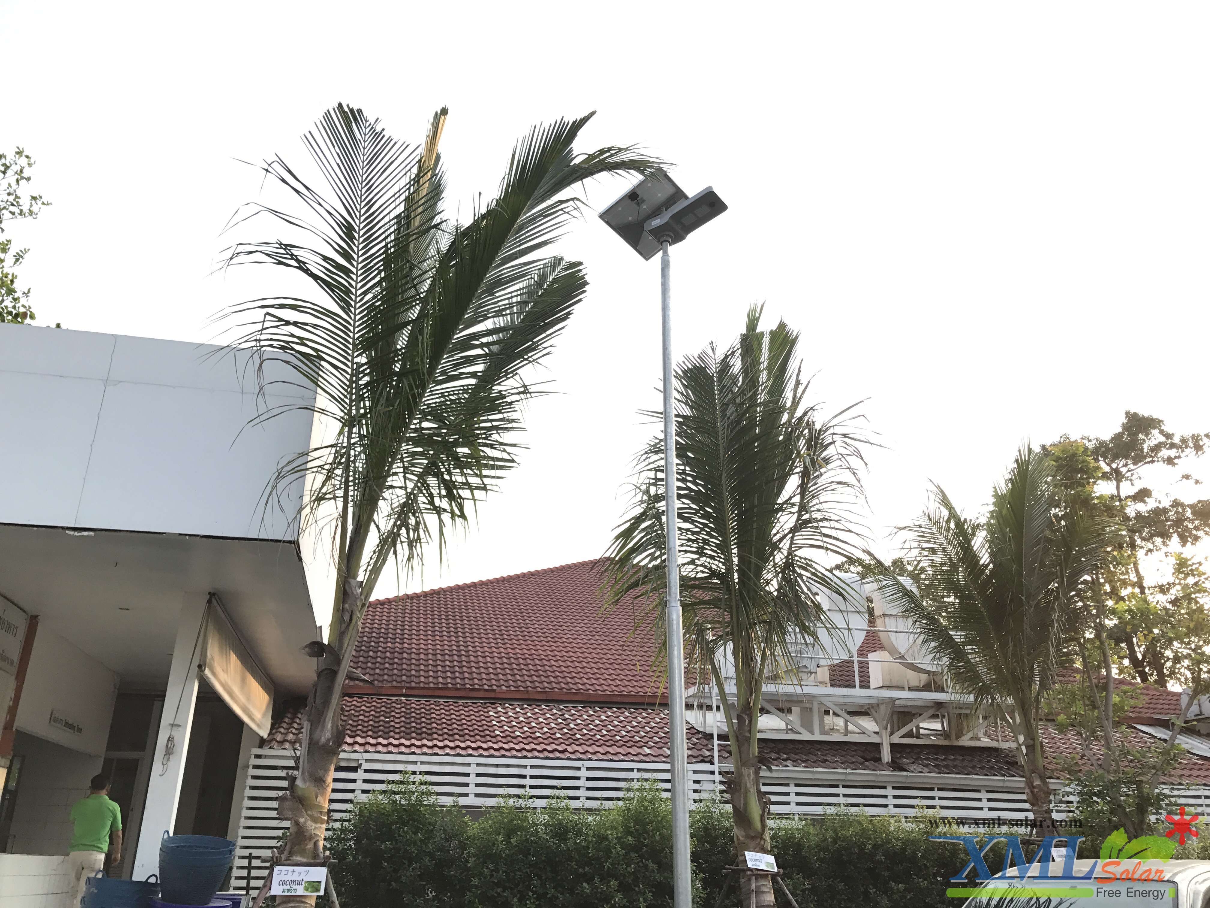 โคมไฟถนนอัจฉริยะ โซล่าเซลล์ 80 Watt (แสง เหลืองวอมไวท์) Monocrystalline