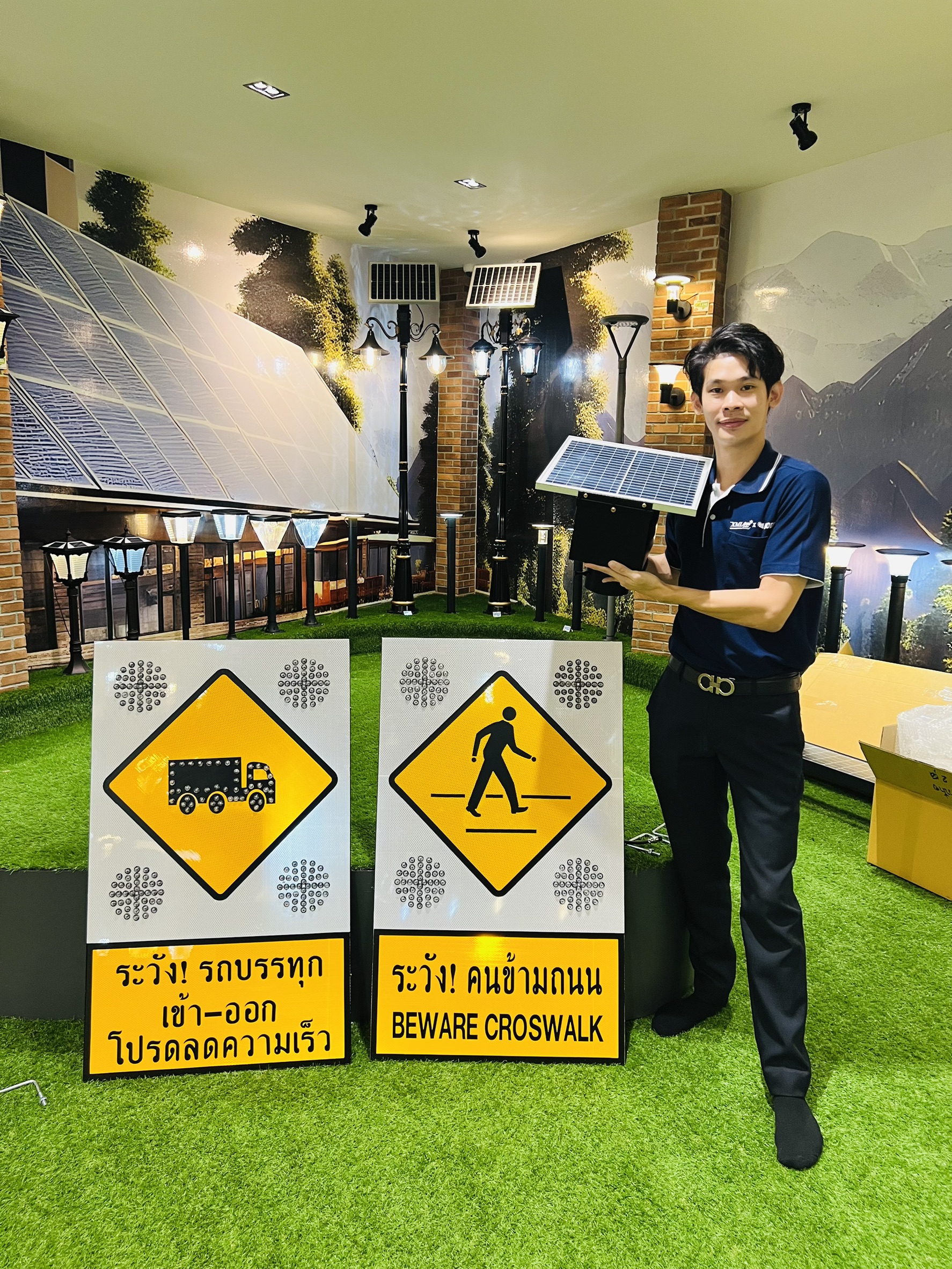 ป้ายเตือน ระวังคนข้ามถนน แบบไฟกระพริบโซล่าเซลล์ (ระบบ 24 ชม.) (pre order 5-7 วัน)