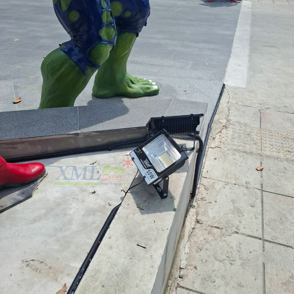 ไฟสปอตไลท์โซล่าเซลล์ 50 Watt กล่องสีน้ำตาล (เปิดได้ 3 แสง)