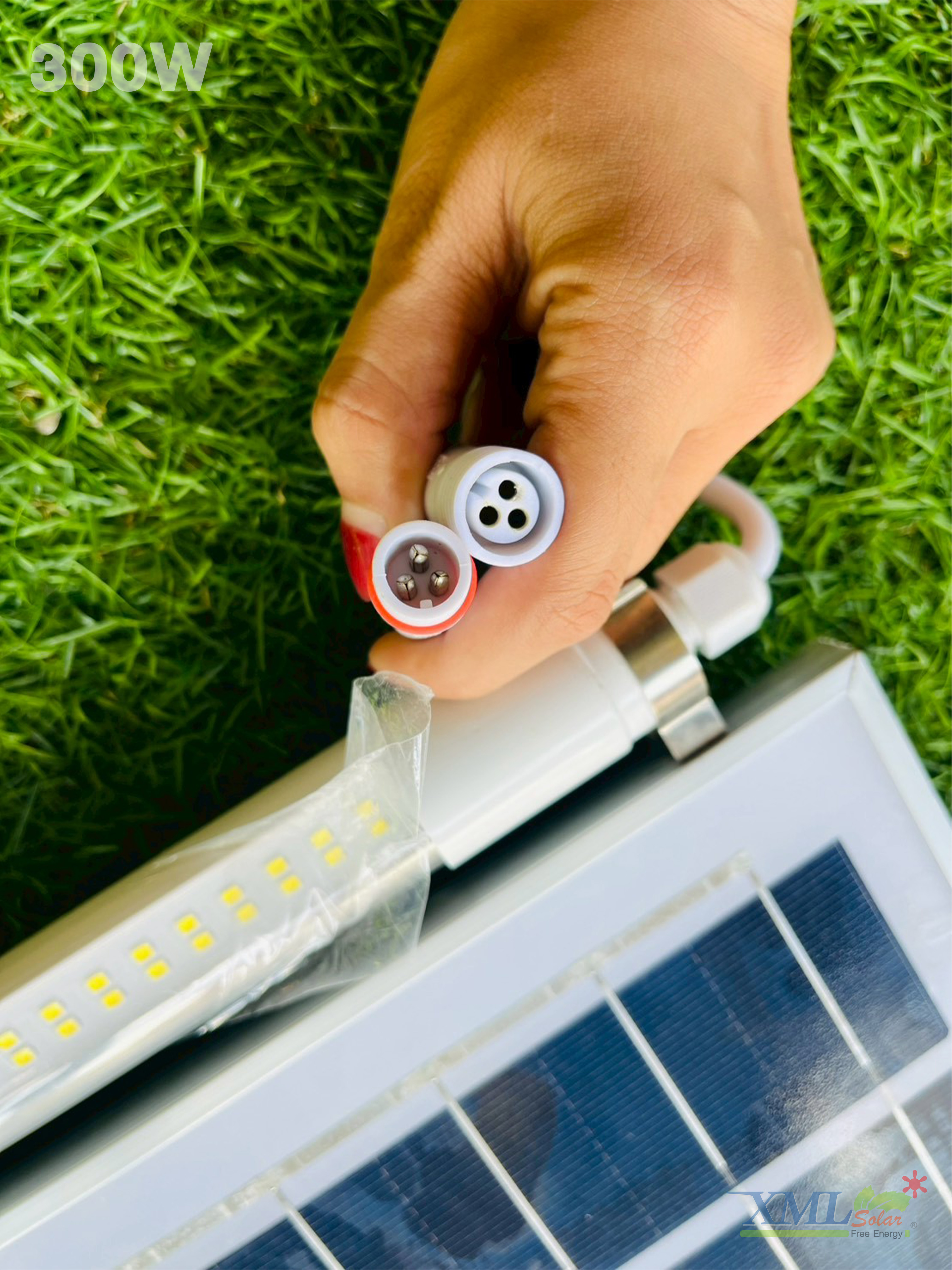 โคมไฟอเนกประสงค์โซล่าเซลล์ หลอดยาว 60 LED + Motion Sensor (แสงขาว)