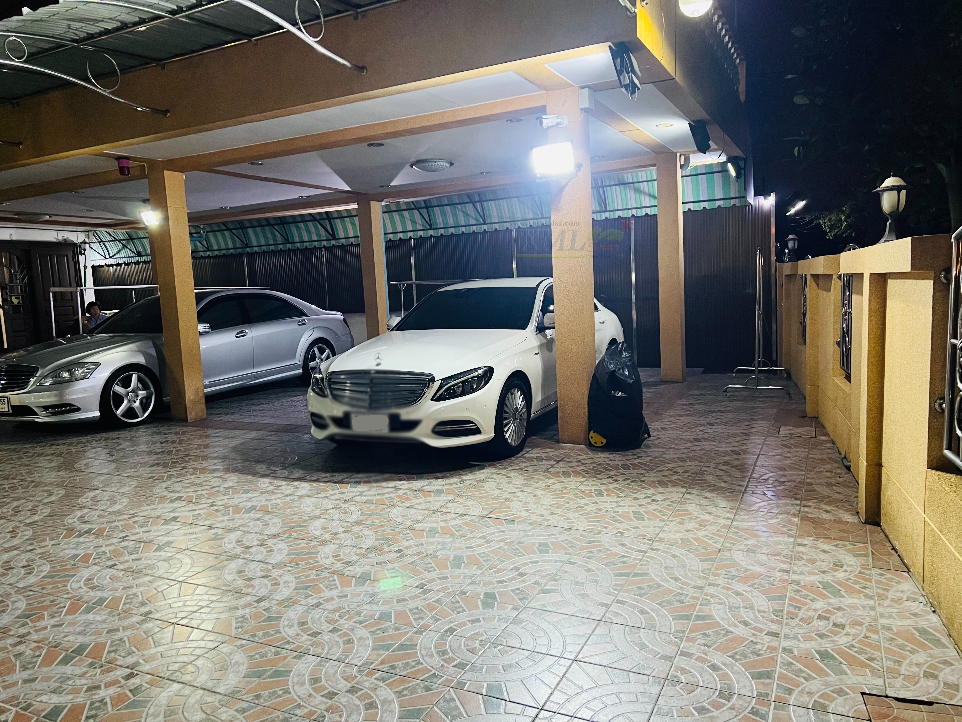 ไฟสปอตไลท์โซล่าเซลล์ 300 Watt กล่องสีน้ำตาล (เปิดได้ 3 แสง)