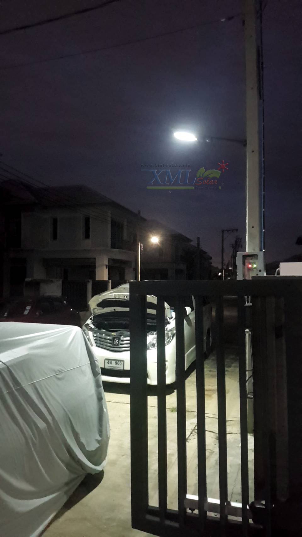 โคมไฟถนนโซล่าเซลล์ XML-Solar 200W (แสง : ขาว)(สว่างค้าง)