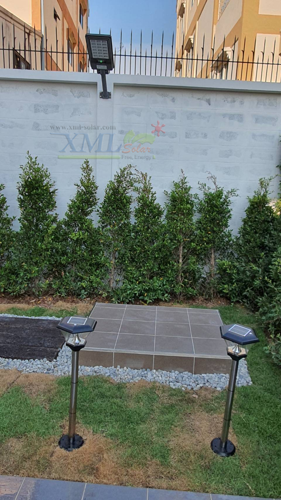 โคมไฟถนนโซล่าเซลล์ XML-Solar 300W (แสง : ขาว)(สว่างค้าง)