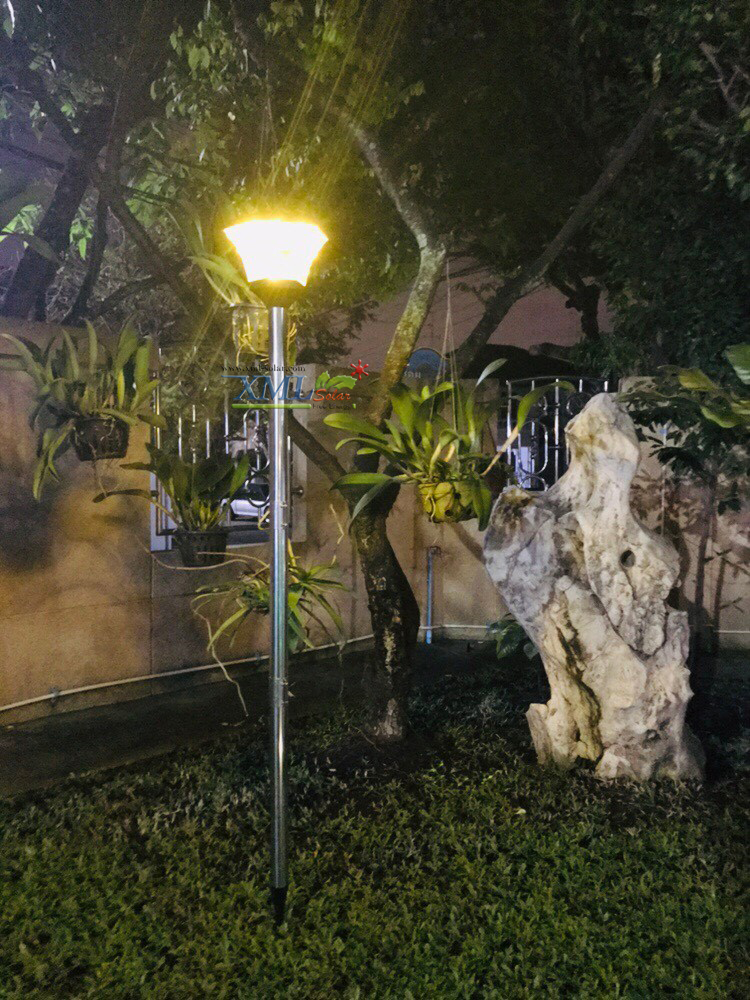 ไฟปักสนามโซล่าเซลล์ 8 Super SMD LED (แบบเหลี่ยม) สูง 140 ซม. (เเสง : เหลืองวอมไวท์)