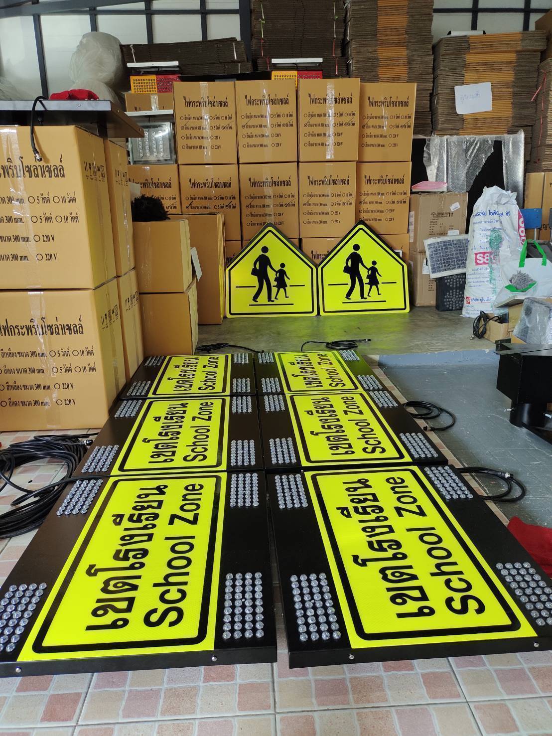 ป้ายเตือนเขตโรงเรียนโซล่าเซลล์ สีเหลือง ไฟกระพริบ (ไม่รวมเสา)