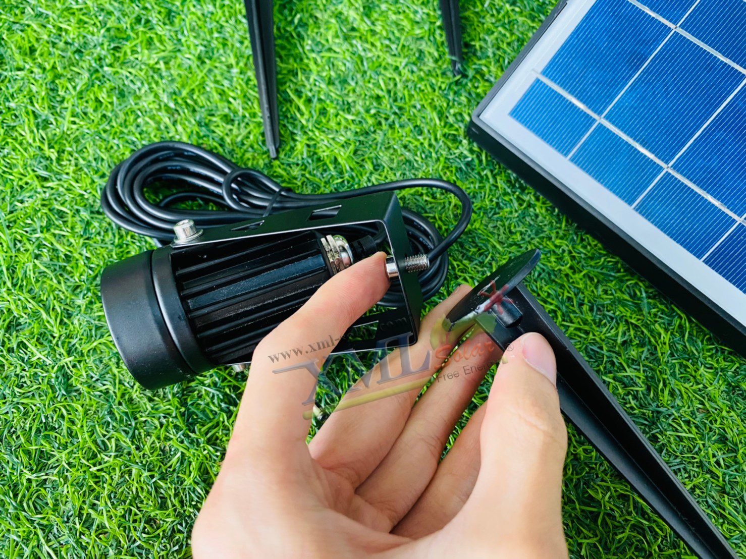 สปอร์ตไลท์ปักสนามโซล่าเซลล์ (รุ่น 4 หัว) (เเสง : เหลืองวอมไวท์)