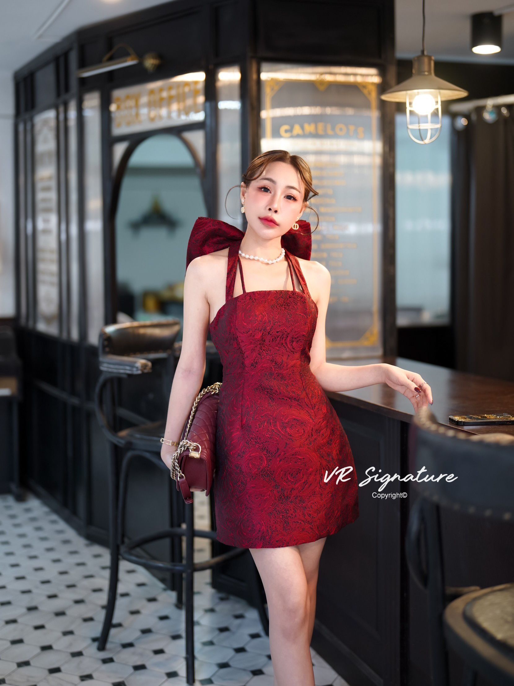 Dress สั้น สายเดี่ยวคล้องคอ ด้านหลังแต่งโบว์ใหญ่และสร้อยไข่มุกสวยมากค่ะ ช่วงอกมีฟองน้ำจัดทรงให้ค่ะ เอวเข้ารูป ชายกระโปรงบานเล็กน้อย เนื้อผ้าทอสวยมากค่ะ ผ้าหนาเป็นทรงสวย มีซับด้านในค่า ต้องมีติดตู้นะค่า ... ใส่ออกมาแล้วเป๊ะเว่อร์ แพทเทรินเนี๊ยบสุดๆ สามารถใ