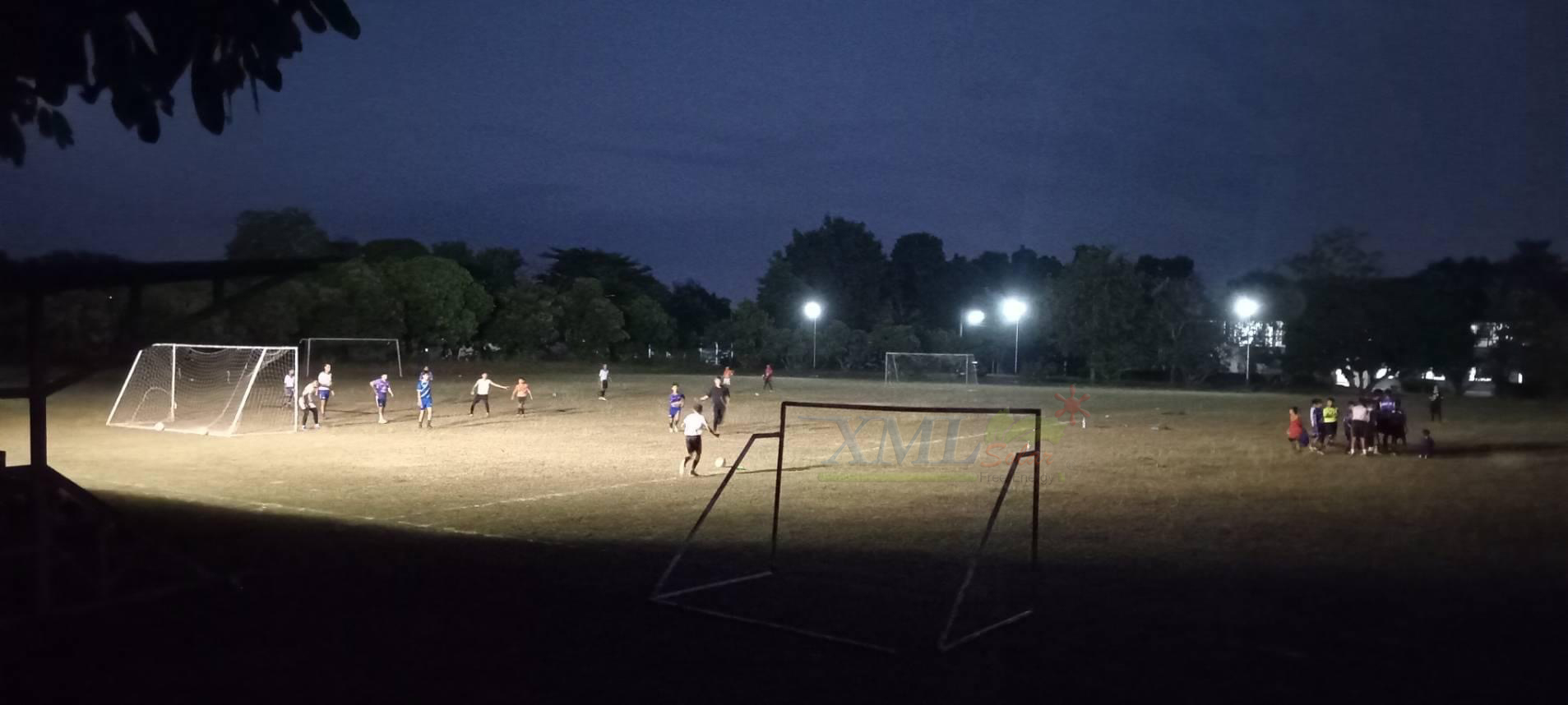 ไฟสปอตไลท์โซล่าเซลล์ 400 W. รุ่น Modi x XML ไซต์ใหญ่ (เเสง : ขาว)