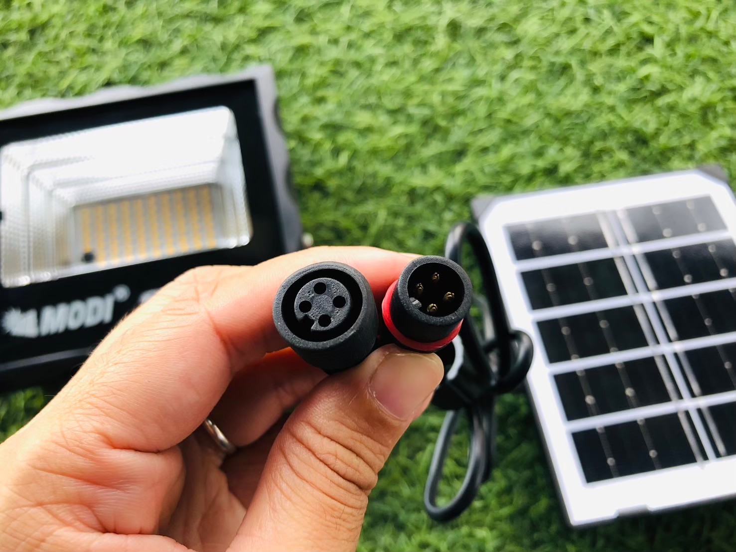 ไฟสปอตไลท์โซล่าเซลล์ 20 W รุ่น MD-PT08 (เเสง : เหลืองวอมไวท์)