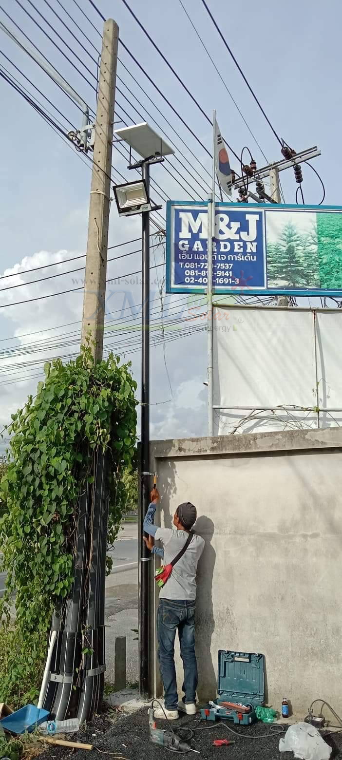 ไฟสปอตไลท์โซล่าเซลล์ 300 Watt กล่องสีน้ำตาล (เปิดได้ 3 แสง)