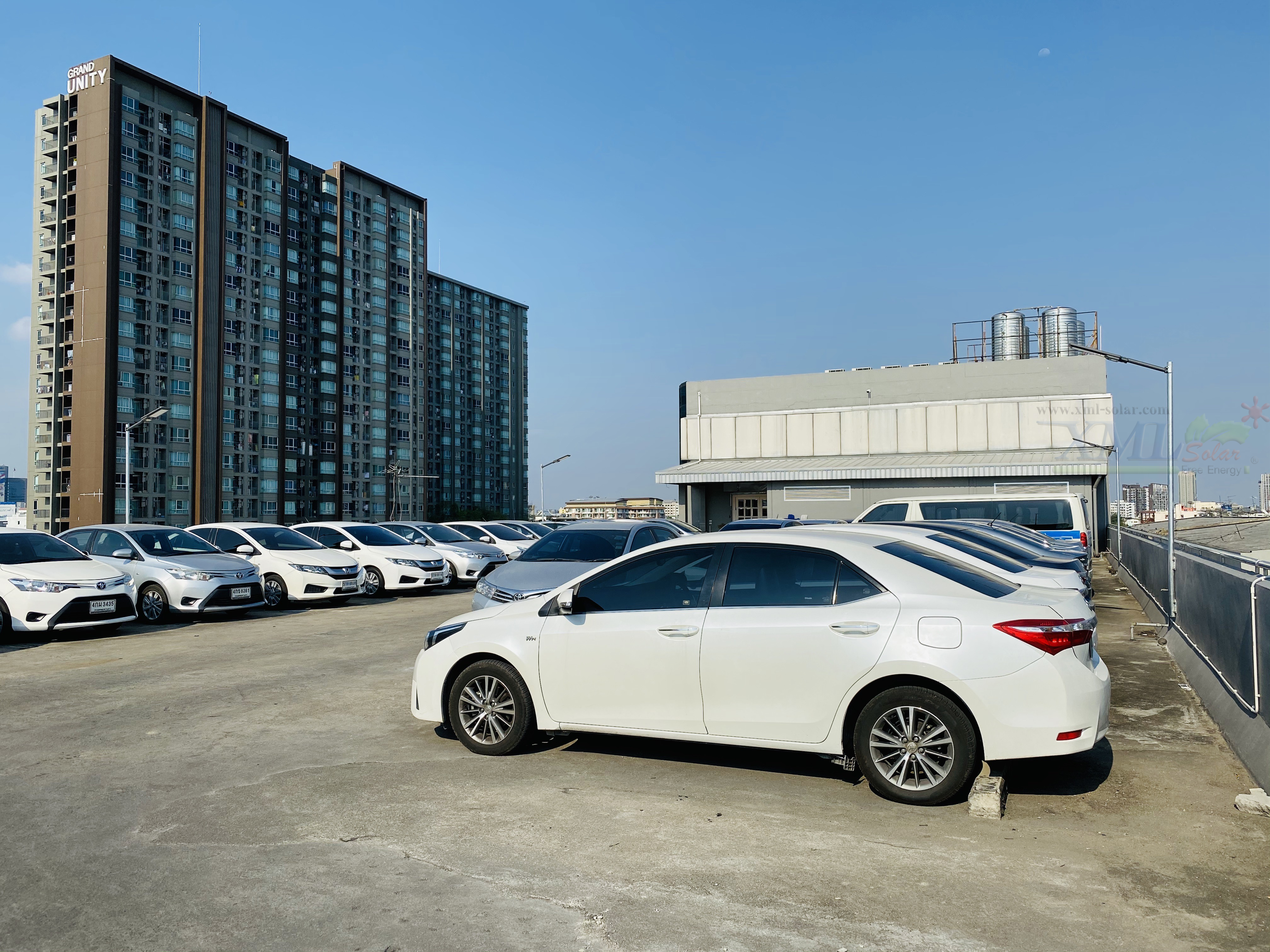 ไฟสปอตไลท์โซล่าเซลล์ 300W SLIM (แสง : เหลืองวอมไวท์)