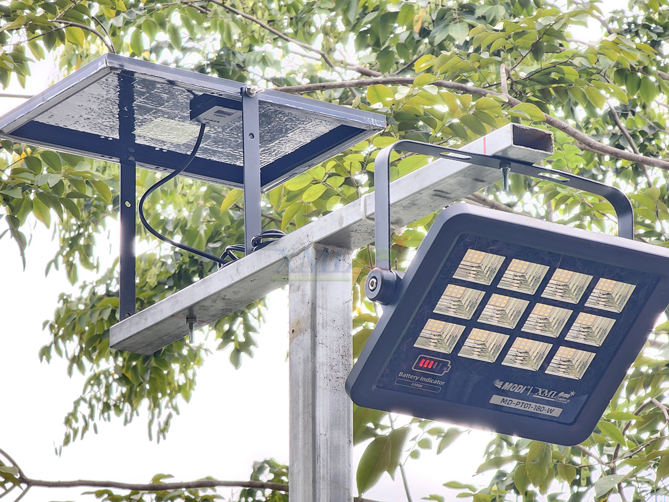 ไฟสปอตไลท์โซล่าเซลล์ 180 W รุ่น MD-PT01 (เเสง : ขาว)