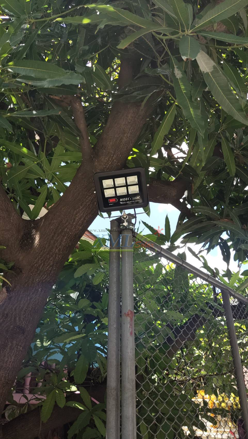 ไฟสปอตไลท์โซล่าเซลล์ 80 W. รุ่น Modi x XML (เเสง : ขาว) (1 เเถม 1)