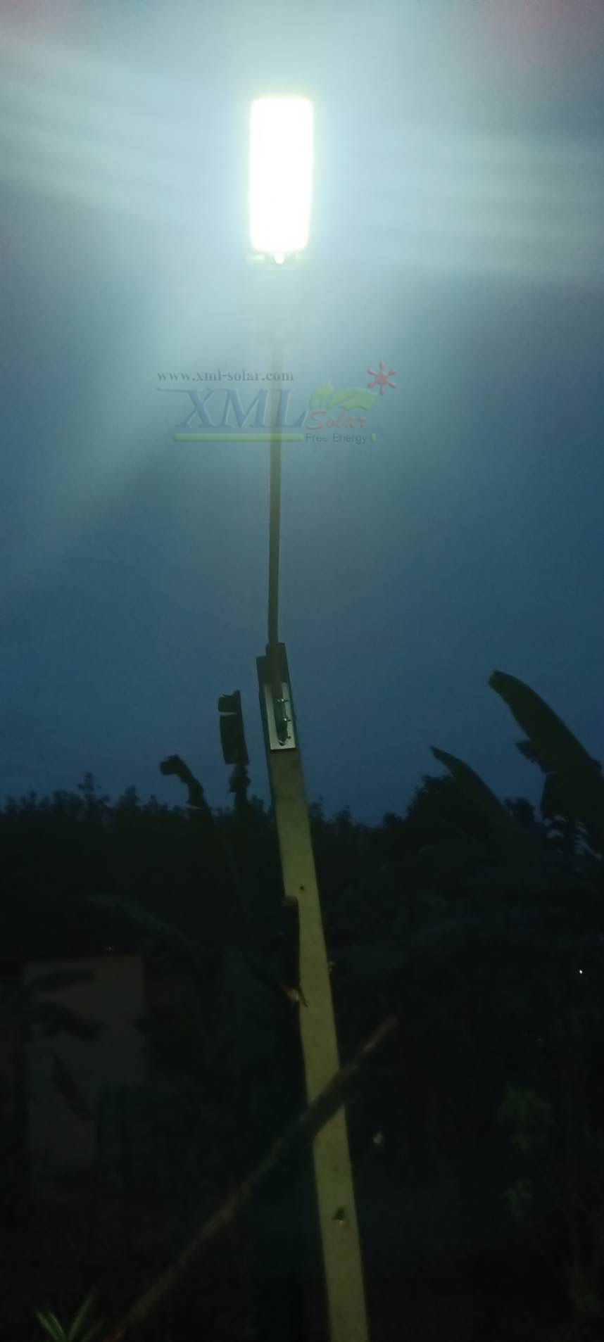 โคมไฟถนนโซล่าเซลล์ Modi x XML-Solar 200W (แสง : ขาว)(Motion sensor)