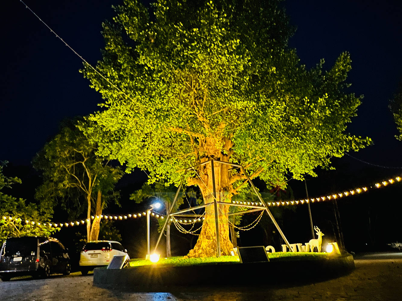 สปอร์ตไลท์โซล่าเซลล์ 300 W. รุ่นใหม่ JD8300L (แสง : เหลืองวอมไวท์) สำเนา