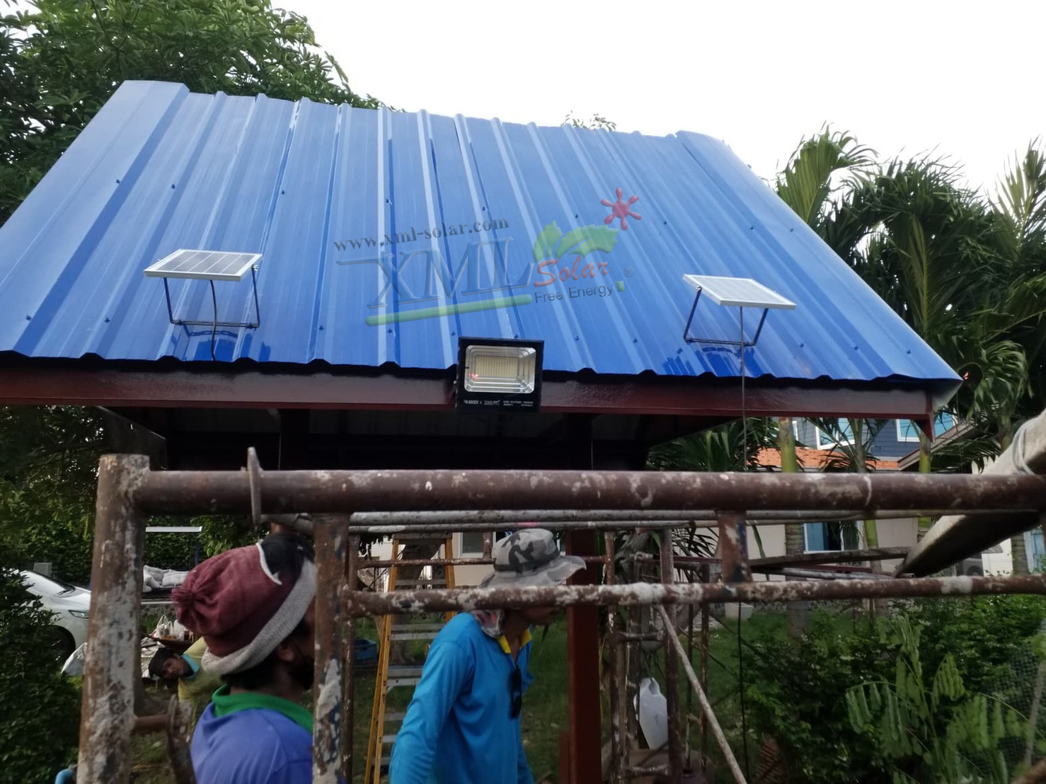 รุ่นประหยัด ไฟสปอตไลท์โซล่าเซลล์ 100 W. รุ่น MODI x XML (เปิดได้ 3 แสง)