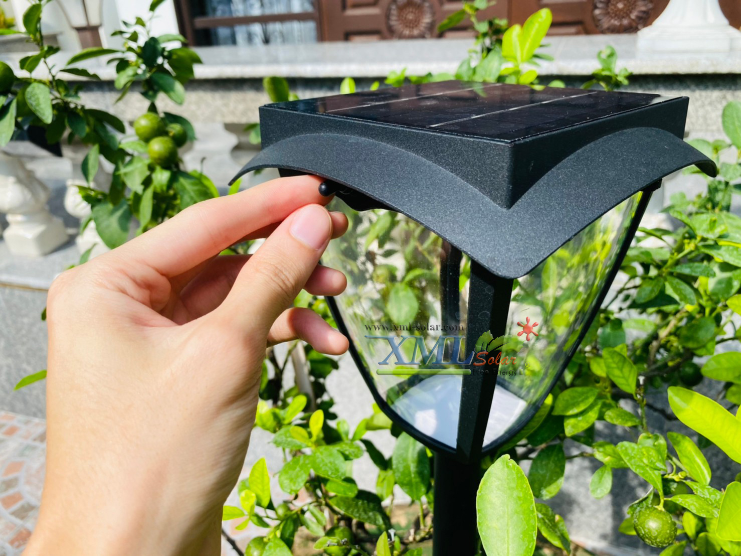 โคมไฟปักสนามโซล่าเซลล์ สไตล์ยุโรป (เเสง : ขาว + เหลืองวอมไวท์)