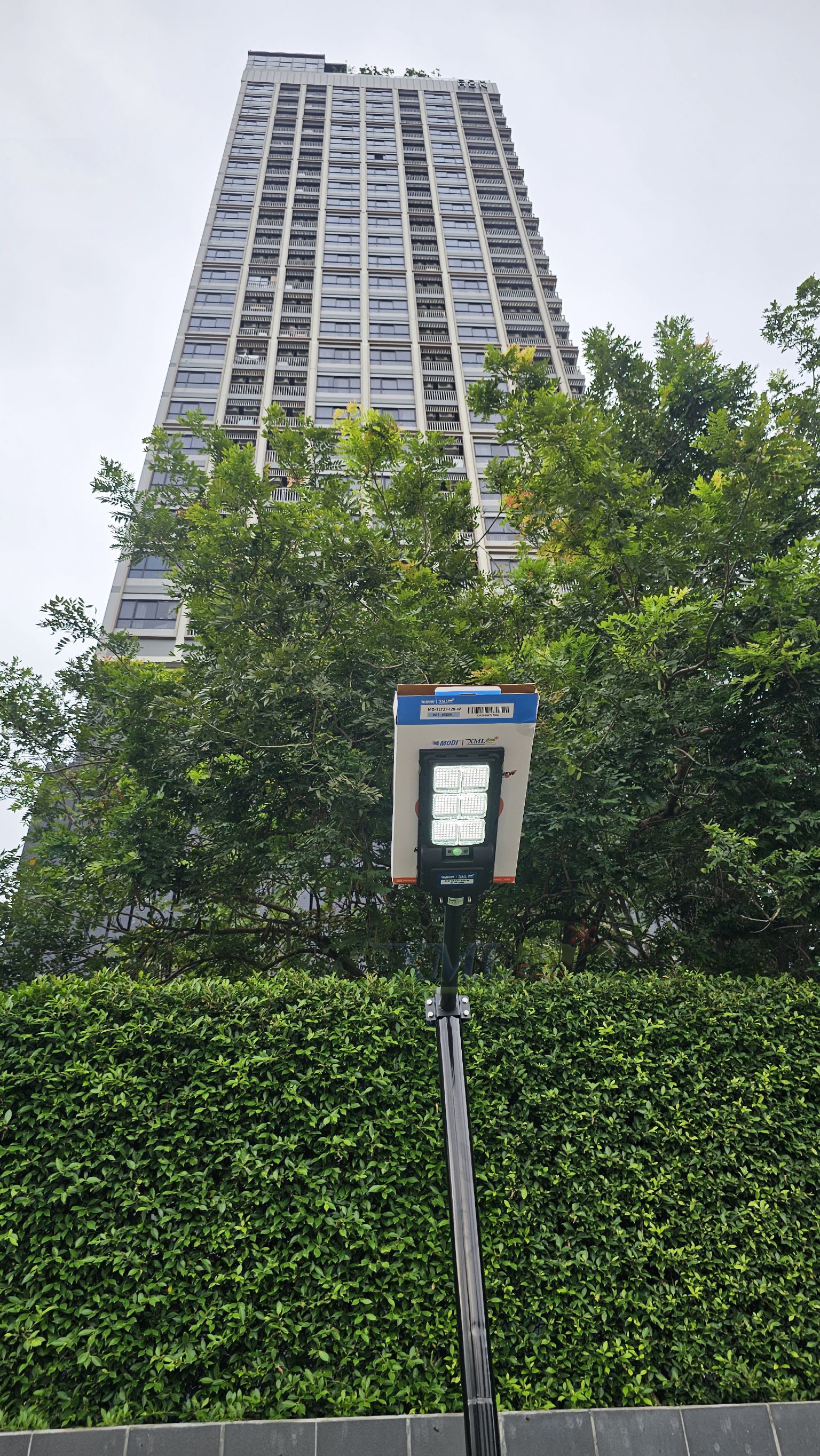 โคมไฟถนนโซล่าเซลล์ รุ่น MD-SLT27 (แสง : ขาว)(ระบบสว่างค้าง) (120w / 240w)