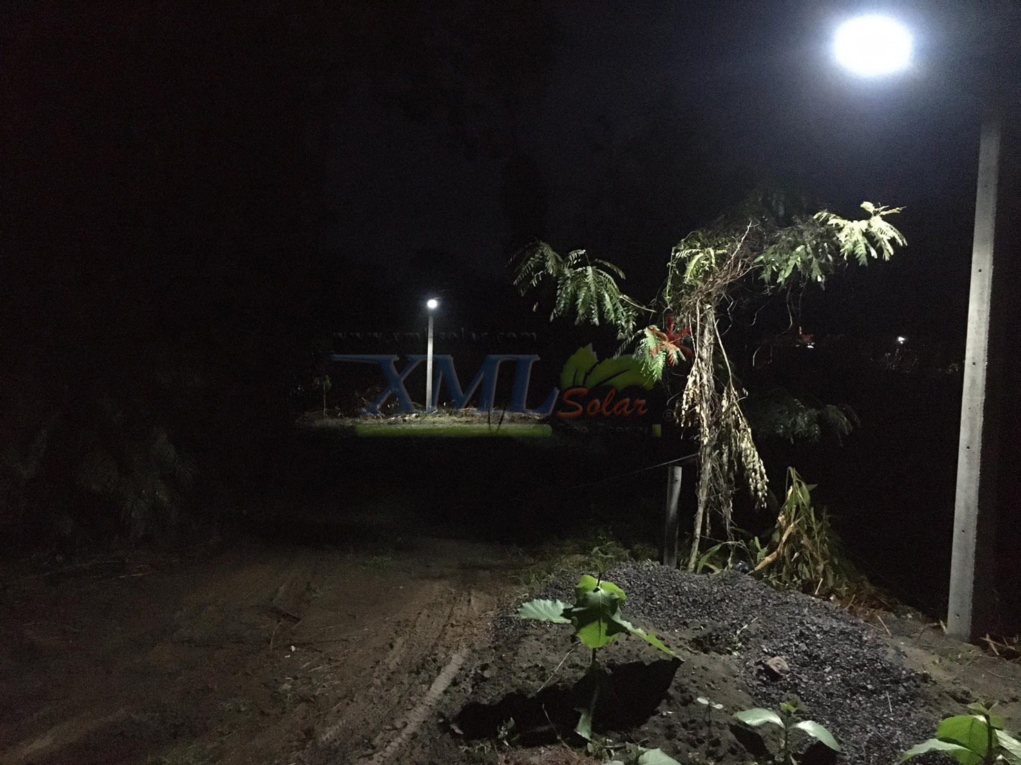 โคมไฟถนนโซล่าเซลล์ XML-Solar 200W (แสง : ขาว)(สว่างค้าง)